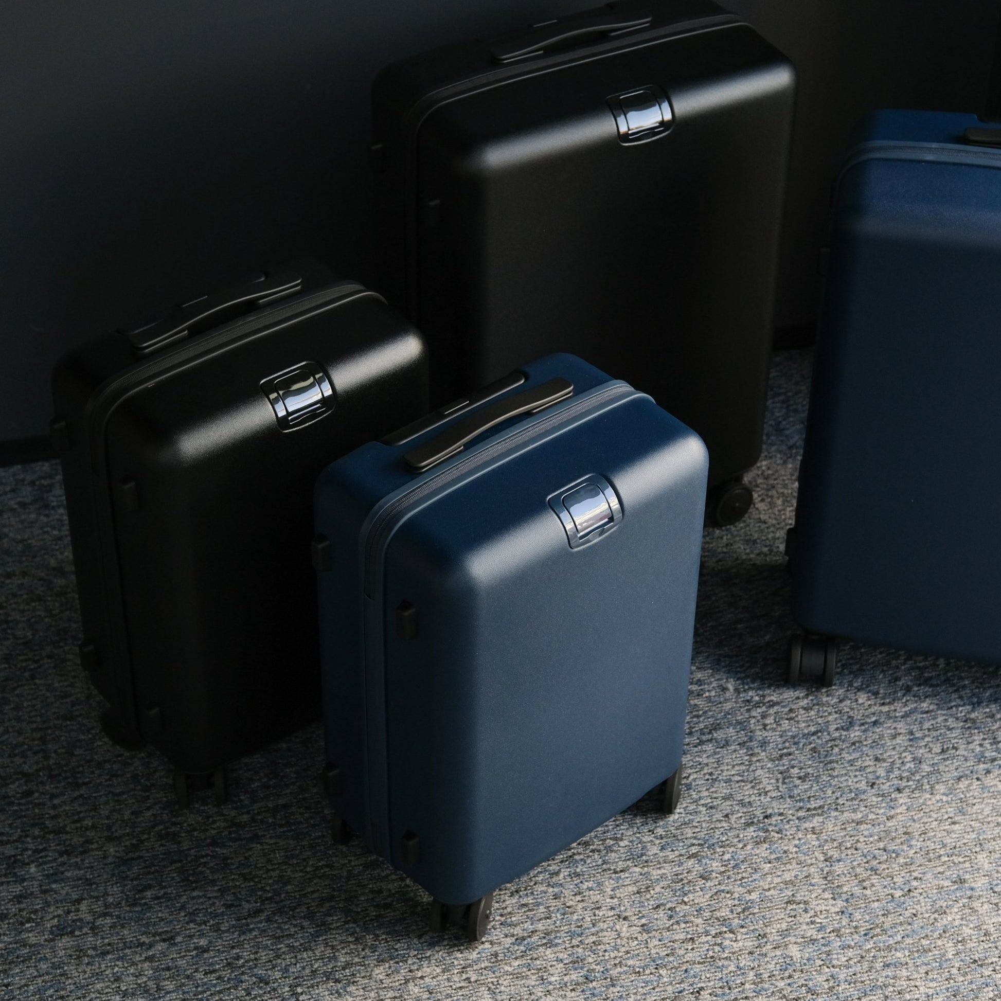 Essential Luxe Suitcase(Black) - aucentic