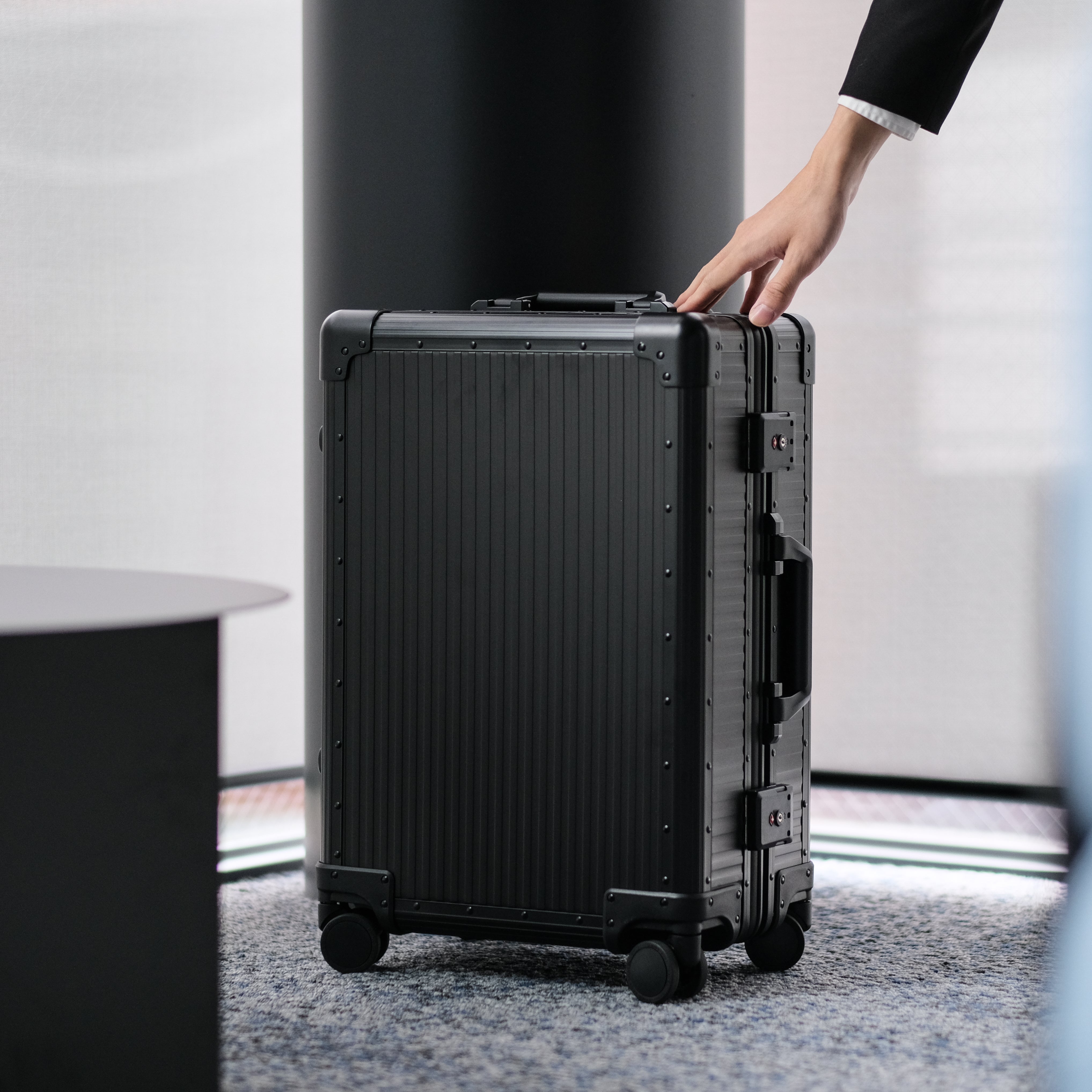 Stripe Aluminium Suitcase(Black) – aucentic