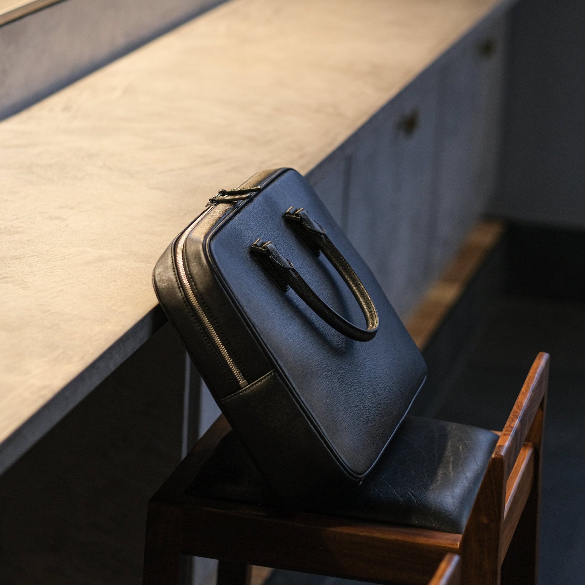 Italian Saffiano Leather Briefcase (with Front Zipper) - aucentic