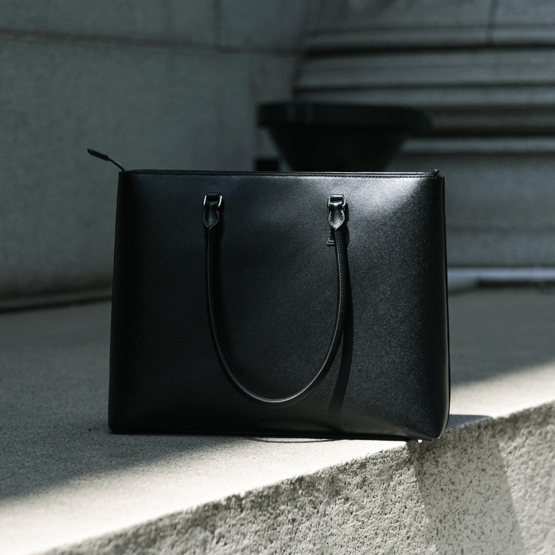 Italian Saffiano Leather Tote - aucentic