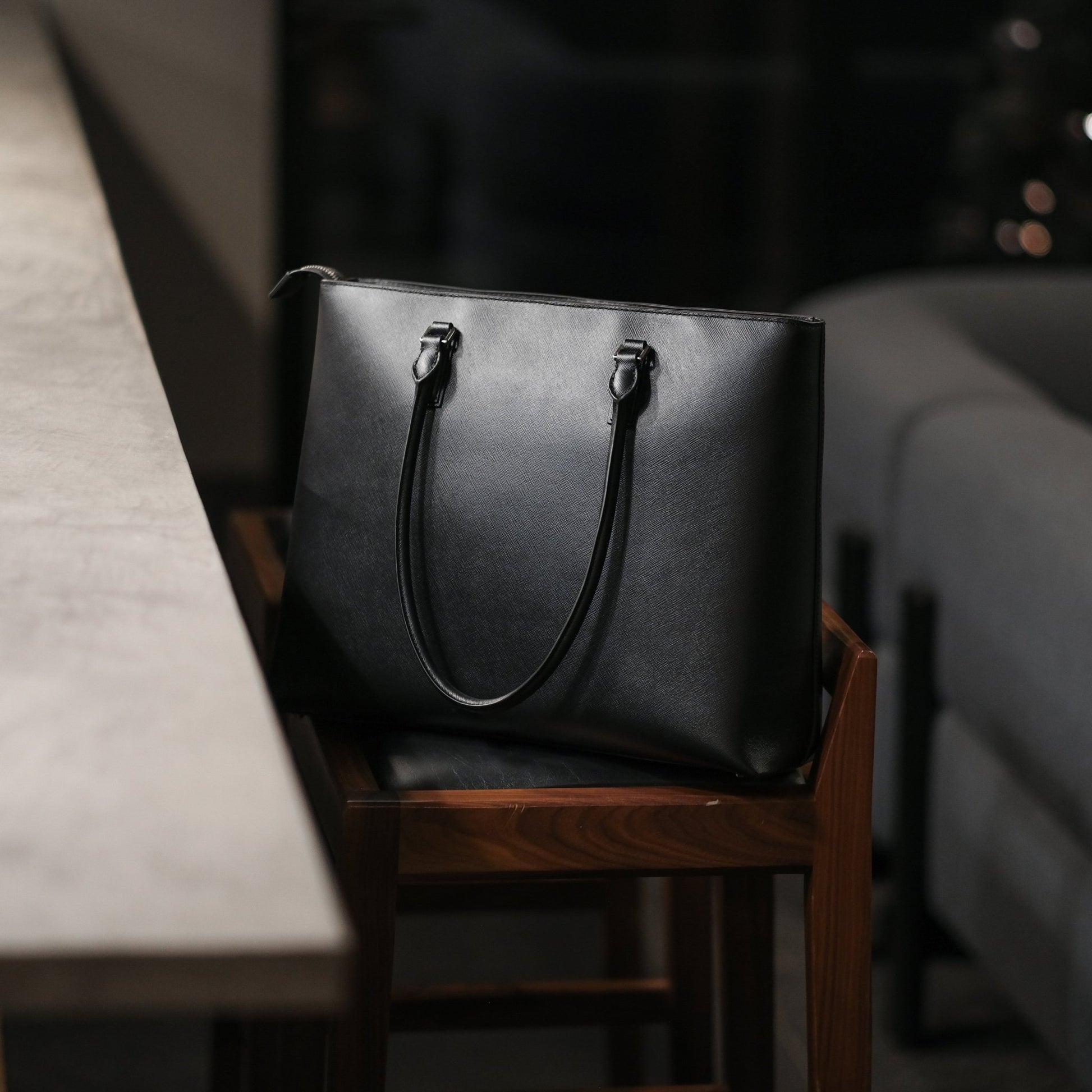 Italian Saffiano Leather Tote - aucentic