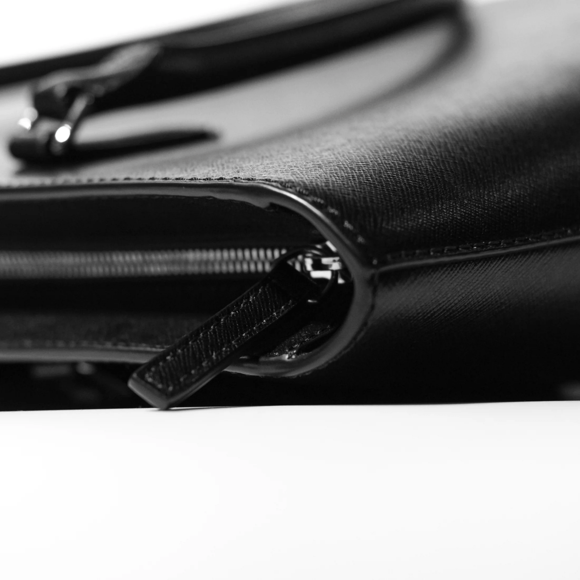 Italian Saffiano Leather Tote - aucentic