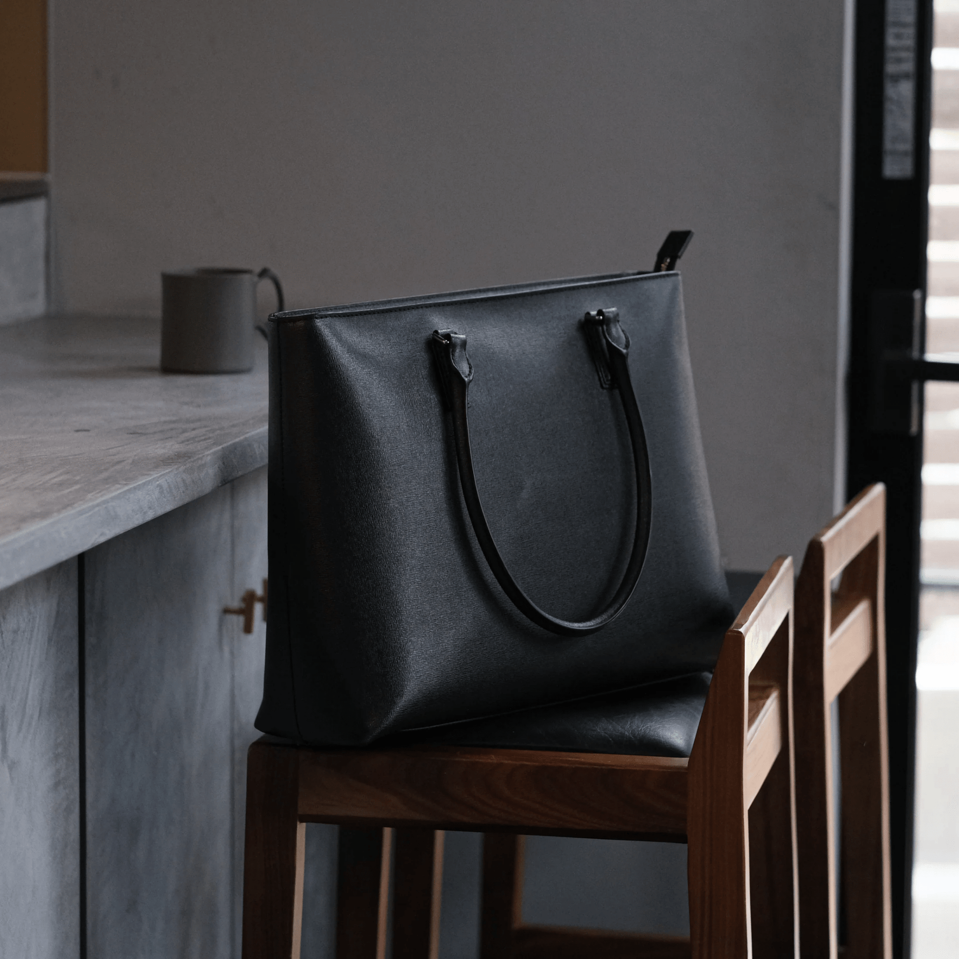 Italian Saffiano Leather Tote - aucentic