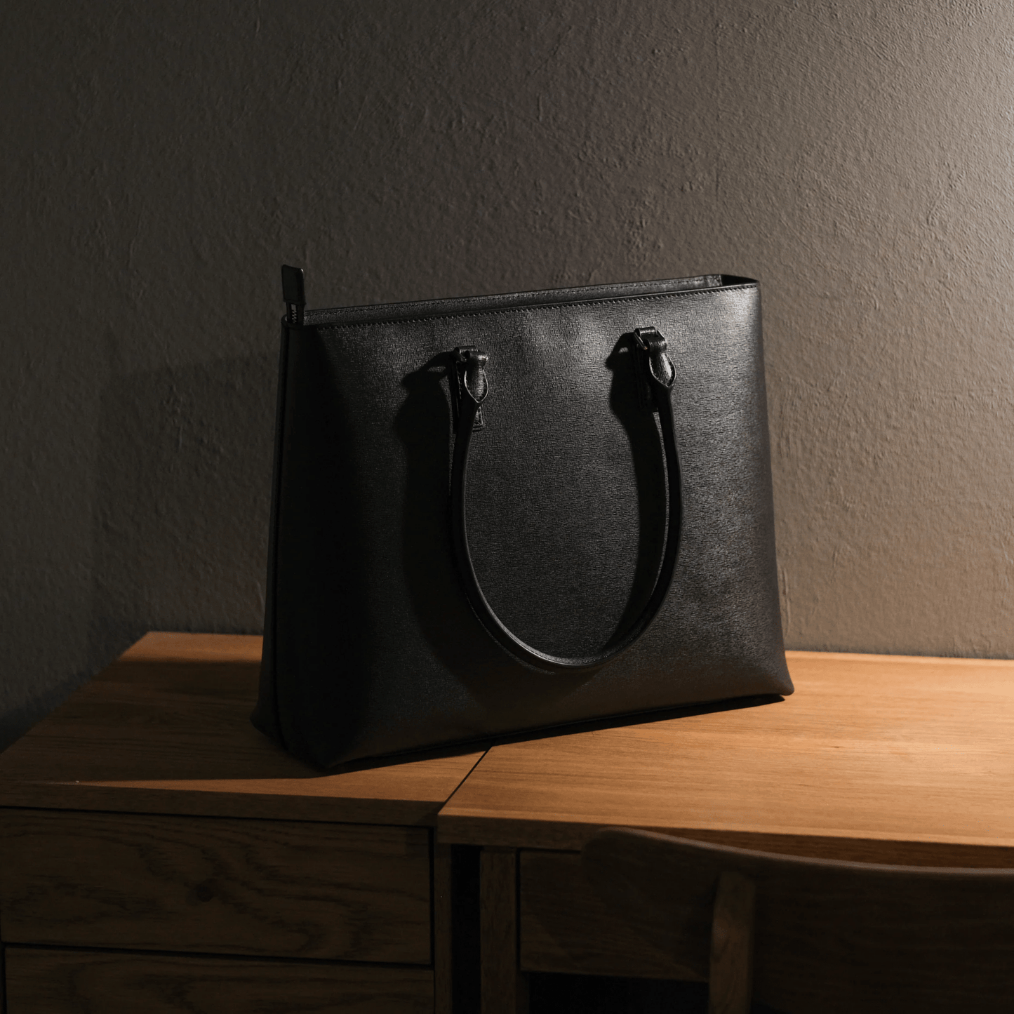 Italian Saffiano Leather Tote - aucentic