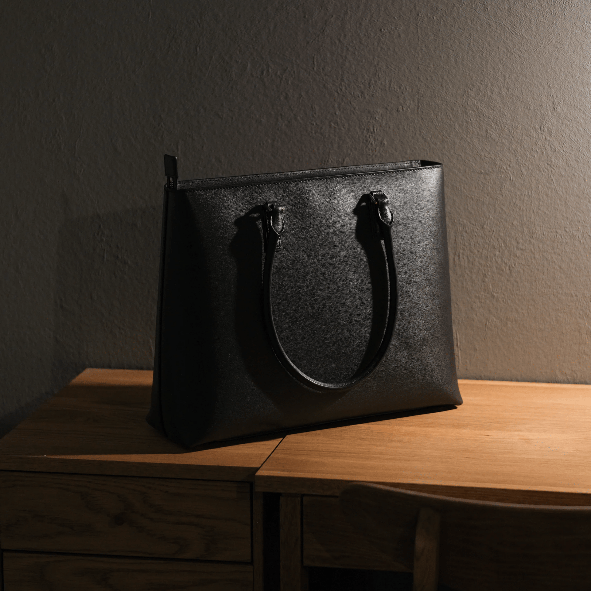 Italian Saffiano Leather Tote - aucentic