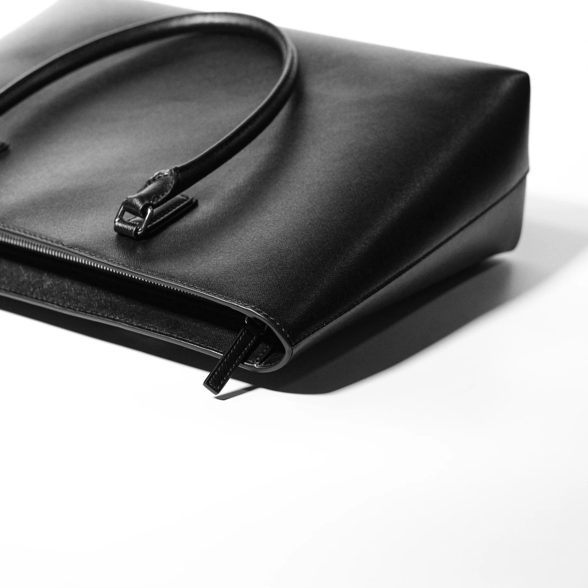 Italian Saffiano Leather Tote - aucentic