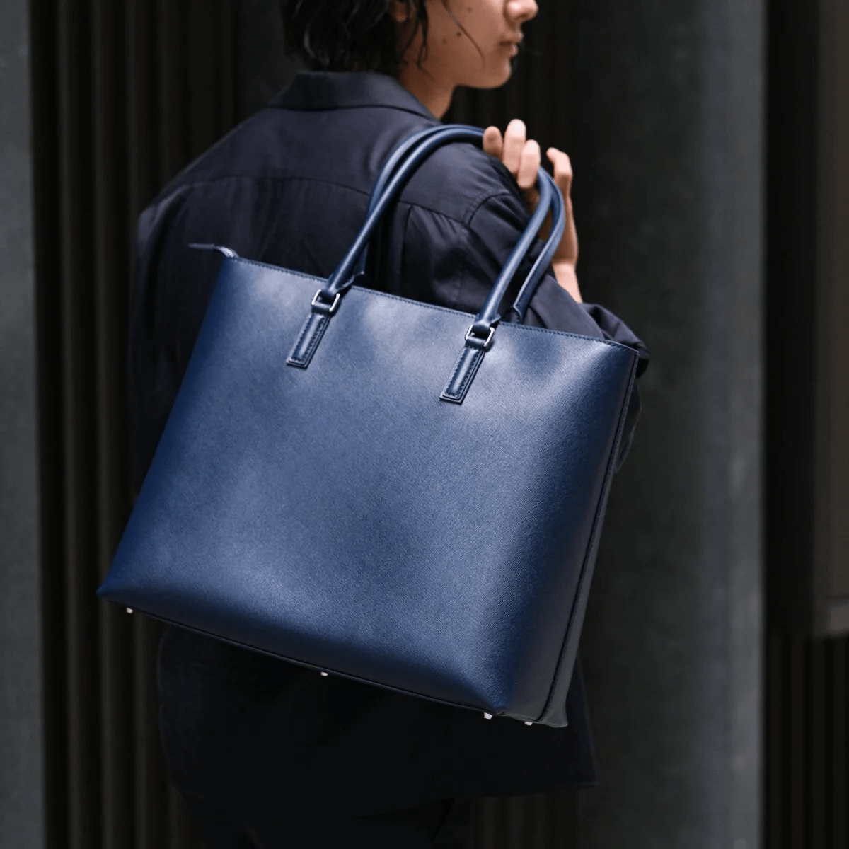 ITALIAN SAFFIANO LEATHER TOTE NAVY - aucentic